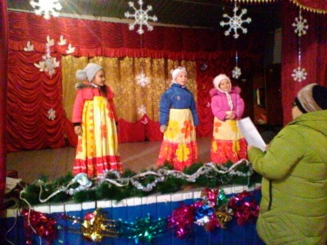 В сельском клубе пос. Пролетарского во время зимних каникул прошло театрализованное представление для детей 